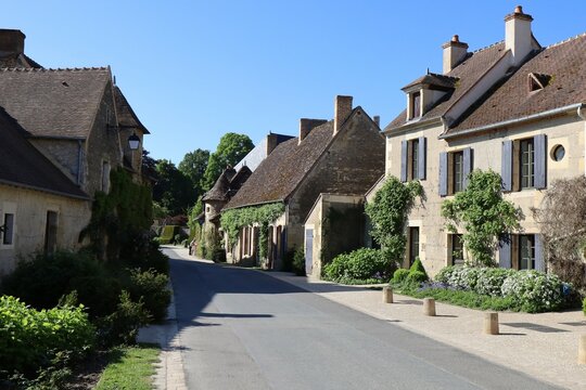 Rue dans le village, village de Apremont sur Allier, d&eacute;partement du Cher, France