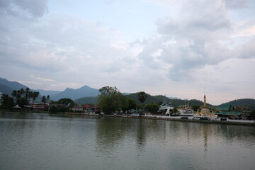 Fototapeta premium A lake with a town in the background