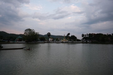 Obraz premium A lake with a lot of water and a few boats