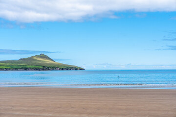 Weitläufiger Sandstrand mit grünen Dünen und blauem Meer  Beal Ban 