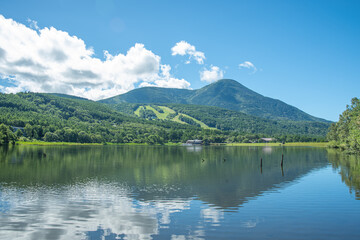 日本の長野にある女神湖と蓼科山