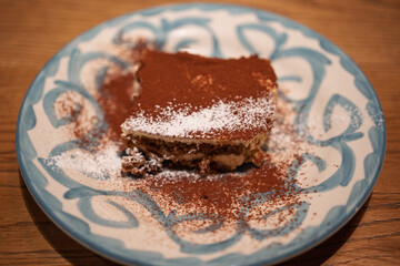 大きな皿に乗ったティラミス