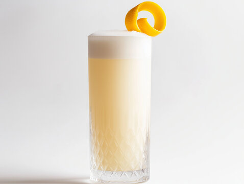 Um gin fizz em um copo alto com uma rodela de lim&atilde;o sobre um fundo branco