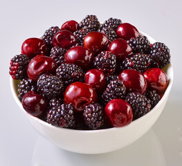 Obstschale Porzellan mit Brombeeren, Beeren, isoliert, Schale mit Obst, Obst,