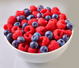 Obstschale Porzellan mit Himbeeren und Heidelbeeren, Beeren, Himbeeren, Blaubeeren, 