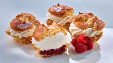 Windbeutel mit Sahne und HImbeeren, Kuchen, Sahne, Gebäck,
