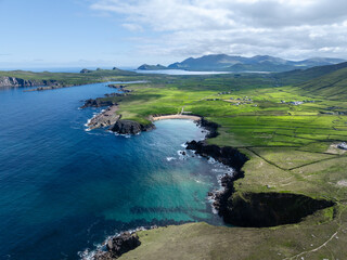 Luftaufnahme von Clogher Beach und Head auf der Dingle-Halbinsel