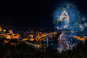 Naklejka premium Spectacular fireworks display show in Budapest. Light and fireworks show on August 20th. in Saint Stephen’s Day celebration