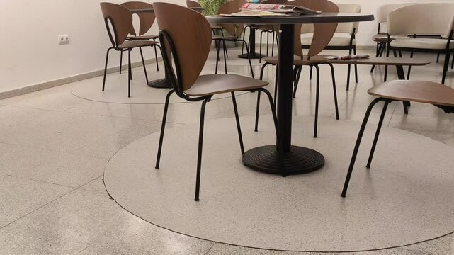 Sala de espera sin personas sillas vacias