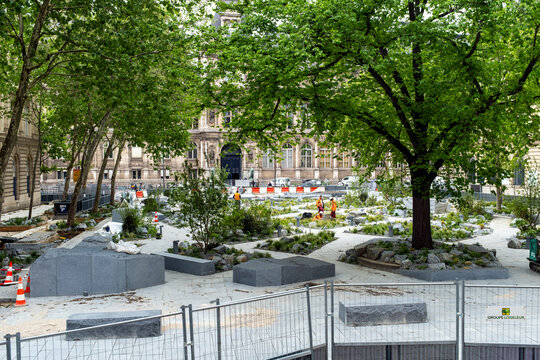 vue urbaine de la place Saint Gervais montrant la construction du m&eacute;morial des victimes des attentats terroristes dans la ville de Paris en France