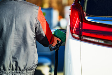 フルサービス の ガソリンスタンド で ガソリン を 給油 する 【 原油 高騰 の イメージ 】
