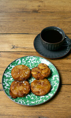 This is a snack menu of fried bananas with sesame honey and coffee grounds at a restaurant in Kediri, Indonesia