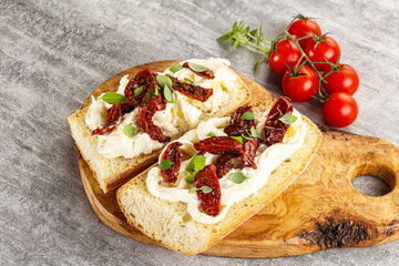 Bruschetta with strachatella and dry tomato
