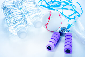 水の入ったペットボトル　スポーツイメージ