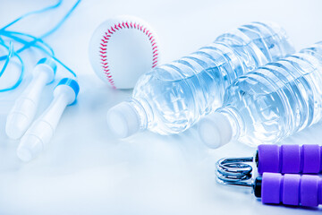 水の入ったペットボトル　スポーツイメージ
