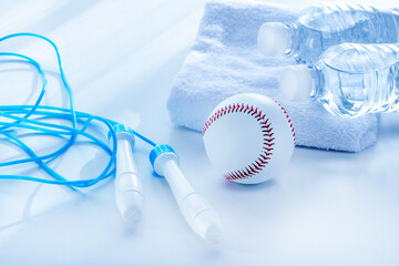 水の入ったペットボトル　スポーツイメージ
