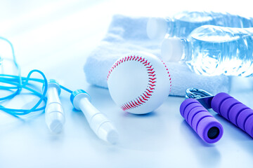 水の入ったペットボトル　スポーツイメージ
