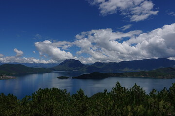 Obraz premium lake and clouds