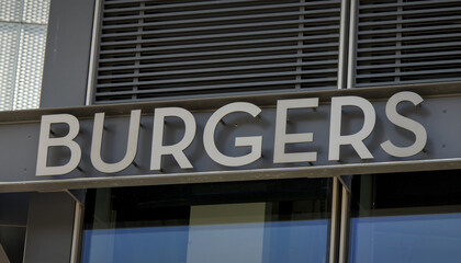 Obraz premium burgers sign on the side of a building in new york city