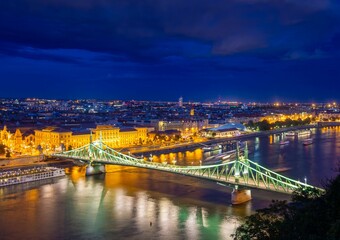 Abendliches Panorama von Budapest mit der Donau und der Freiheitsbrücke im Vordergrund
