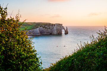 Zachód słońca nad Kanałem La Manche w Etretat, Normandia we Francji. Białe klify z wapienia i kamieniste plaże. © Franciszek