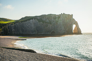 Zachód słońca nad Kanałem La Manche w Etretat, Normandia we Francji. Białe klify z wapienia i kamieniste plaże. © Franciszek