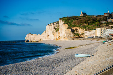 Zachód słońca nad Kanałem La Manche w Etretat, Normandia we Francji. Białe klify z wapienia i kamieniste plaże. © Franciszek