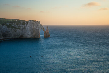 Zachód słońca nad Kanałem La Manche w Etretat, Normandia we Francji. Białe klify z wapienia i kamieniste plaże. © Franciszek