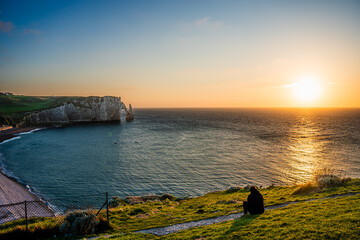 Zachód słońca nad Kanałem La Manche w Etretat, Normandia we Francji. Białe klify z wapienia i kamieniste plaże. © Franciszek