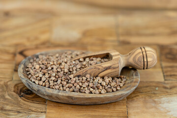 Buchweizen Fagopyrum esculentum auf Olivenholz