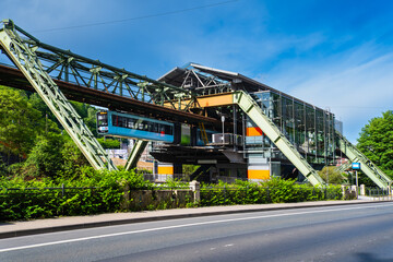 Die Wuppertaler Schwebebahn fährt aus der Haltestelle Westende in Wuppertal, Deutschland