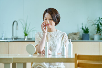 スキンケアをする女性