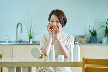 スキンケアをする女性