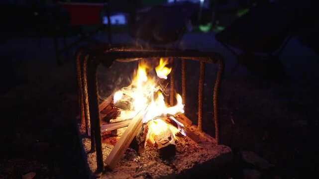 キャンプ　焚火