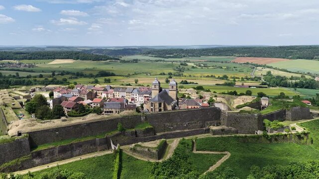Vue a&eacute;rienne de la citadelle de Montm&eacute;dy sur les hauteurs de la ville avec l'&eacute;glise Saint Martin et les remparts de Vauban