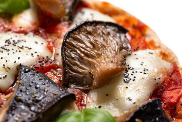 Pinsa romana con sugo, mozzarella e funghi, cibo italiano 
