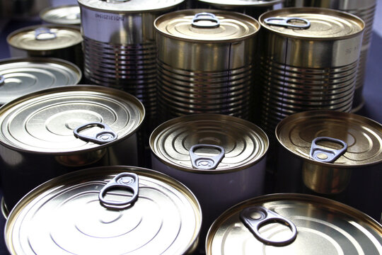Viele Konservendosen in verschiedenen Gr&ouml;&szlig;en
