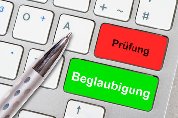 Die Tasten auf einem Keyboard sind beschriftet mit dem Aufdruck Prüfung und Beglaubigung