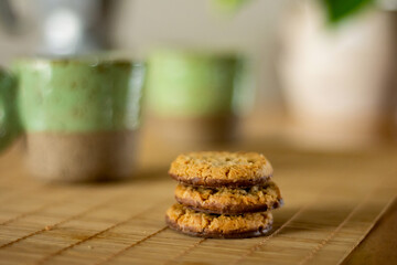 biscoitos caseiros de chocolate sobre a mesa
