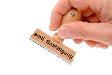 Ein Holzstempel ist beschriftet mit dem Aufdruck amtliche Bestätigung