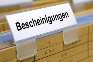 Ein Hängeregister für Akten und Dokumente ist beschriftet mit Bescheinigungen