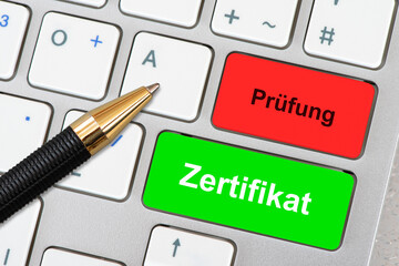 Die Tasten auf einem Keyboard sind beschriftet mit dem Aufdruck Prüfung und Zertifikat