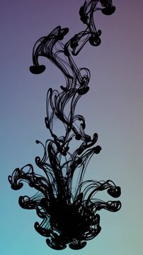 Tourbillon d&rsquo;encre noire dans l&rsquo;eau sur fond d&eacute;grad&eacute; color&eacute;

