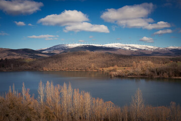 Reflejos de Invierno: Paisaje Lacustre Montañés