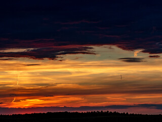 Obraz premium Schöner Wolkenhimmel nach Sonnenuntergang
