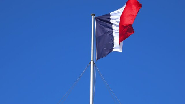 Vue au ralenti sur un drapeau de la France flottant au vent - Partie 2