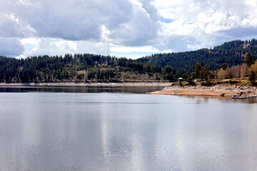 Der Schluchsee im Schwarzwald unter Wolken