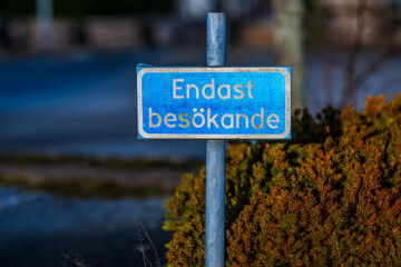 Fototapeta premium Old weathered visitor parking sign.