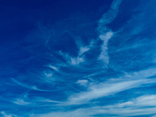 Wolkenformation am blauen Himmel