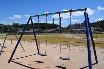 Fototapeta premium 小学校の校庭に設置された遊具